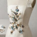 بانوه بتراكيب ورود اصليه وكرستالات فاخرة