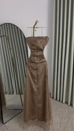 ⁦فستان سهرة وردي ملكي مطرز بالكريستال والشراريب الفاخرة⁩ - الصورة ⁦4⁩