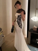 ⁦فستان سهرة أبيض ودانتيل أسود | فساتين كورسيه راقية⁩ - الصورة ⁦4⁩