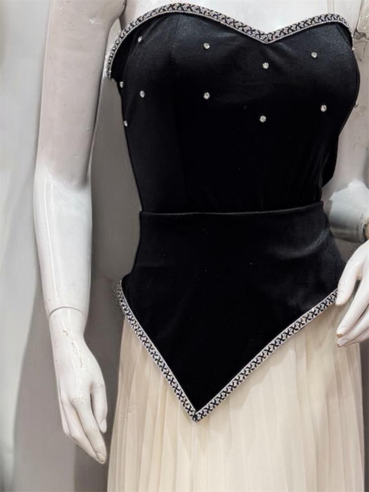 ca0132de-4dad-41e1-b7cd-63acbe18860d-750x1000-Zt5WVlDqyVFXOgOxMGVXxzXDpjYLC9WxpbdX5FbX.jpg فستان جوخ بصدرية مطرزة - الصورة 1