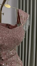 ⁦فستان سهرة وردي ملكي مرصع بالكريستال⁩ - الصورة ⁦3⁩