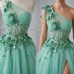 بانوه أخضر مطرز ورود فخم للتفاصيل