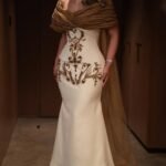 فستان سهرة فاخر بتطريز ذهبي مع شال درابيه أنيق