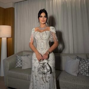 فستان سهرة فضي مطرز بتصميم ملكي فاخر