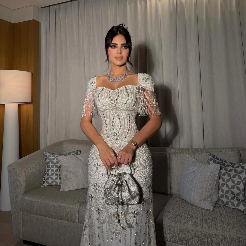 d50b3c59-85c0-4e78-98ae-018bbc87f8f1-1000x999.07407407407-2mZziENF8Yd62g33qURSrQdZilAbsFQUDJMU55iT.jpg فستان سهرة فضي مطرز بتصميم ملكي فاخر - الصورة 1