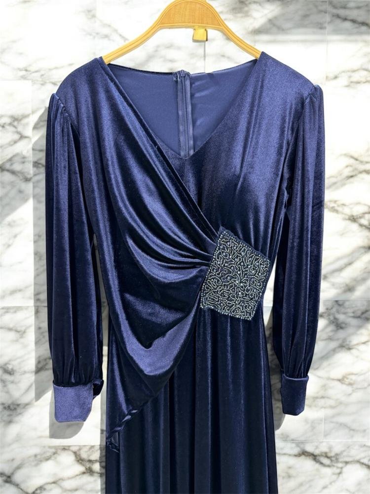 d7e7fdd7-42fe-4b23-b24f-4c326799fc14-750x1000-aaeoqqahScNoAMBcM2F122k8twhX35craM0zzGgk.jpg فستان جوخ بصدرية مطرزة - الصورة 1