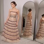 فستان سهرة بيج مطرز بطبقات الأورجانزا ولمسات أرجوانية