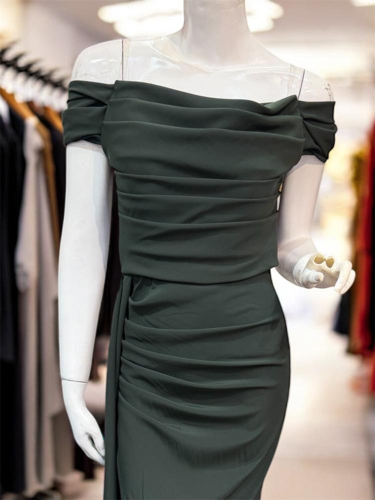 d8f1d538-6950-4f8f-a517-257db1b9a6f3-750x1000-KB1uKhuXnU758CClB1A1VEpSlb9LEv2EWGwCsqBM.jpg فستان جوخ بصدرية مطرزة - الصورة 1