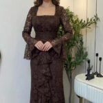 فستان دانتيل بني فاخر بقصة أنثوية وقيطان فرنسي