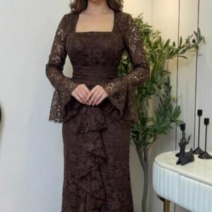 فستان دانتيل بني فاخر بقصة أنثوية وقيطان فرنسي