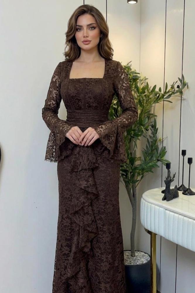 db043616-5431-4592-9e86-d6f01add7696-666.66666666667x1000-sHWP55oWdY7x9b2kRBG1SAEz2iU2wNCw8LeGzki7.jpg فستان دانتيل بني فاخر بقصة أنثوية وقيطان فرنسي - الصورة 1