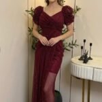 فستان سهرة خمري فاخر بتصميم درابيه