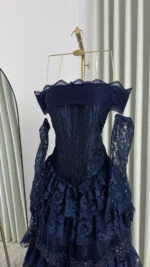 ⁦فستان سهرة نيلي فاخر بطبقات الدانتيل وتصميم كورسيه⁩ - الصورة ⁦3⁩