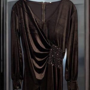 فستان جوخ بصدرية مطرزة