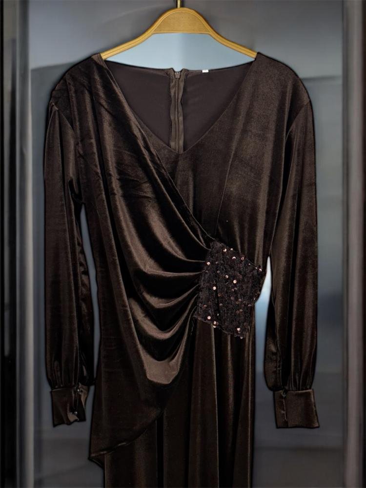 e44997f7-a0e6-437b-a319-262a600e74cb-750x1000-2JYioSvzTOla3YrmAXxhOFYzz1fWNZi71HIXRg70.jpg فستان جوخ بصدرية مطرزة - الصورة 1