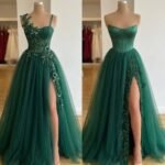 بانوه بتراكيب ورود اصليه بتدرجات الأخضر العميق