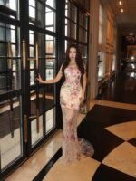 ⁦فستان سهرة فاخر مطرز ورود ثلاثية الأبعاد⁩ - الصورة ⁦4⁩