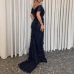 ⁦فستان سهرة كحلي لامع بقصة أوف شولدر أنيقة⁩ - الصورة ⁦2⁩