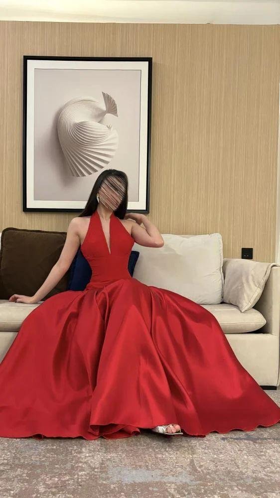 ed5981a6-fbe5-4adc-98e2-89c17bdd62e5-562x1000-Hh1pilEpWFXhGqSMr0ja8XbcKqCw08jPC420DYOv.jpg فستان منفوش من خامة الميكادو - الصورة 1