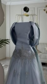 ⁦فستان ميكادو وتل مطرز وفصوص زوكون⁩ - الصورة ⁦4⁩