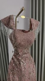 ⁦فستان سهرة وردي ملكي مرصع بالكريستال⁩ - الصورة ⁦4⁩