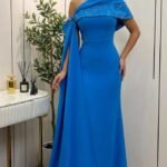 فستان سهرة أزرق ملكي طويل بكتف واحد مع شال