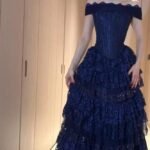 فستان سهرة نيلي فاخر بطبقات الدانتيل وتصميم كورسيه