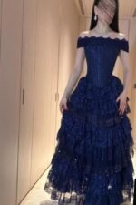 فستان سهرة نيلي فاخر بطبقات الدانتيل وتصميم كورسيه