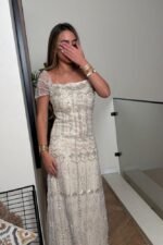 فستان سهرة "نيود" مرصع بالكامل بأحجار هندسية براقة وأكمام قصيرة