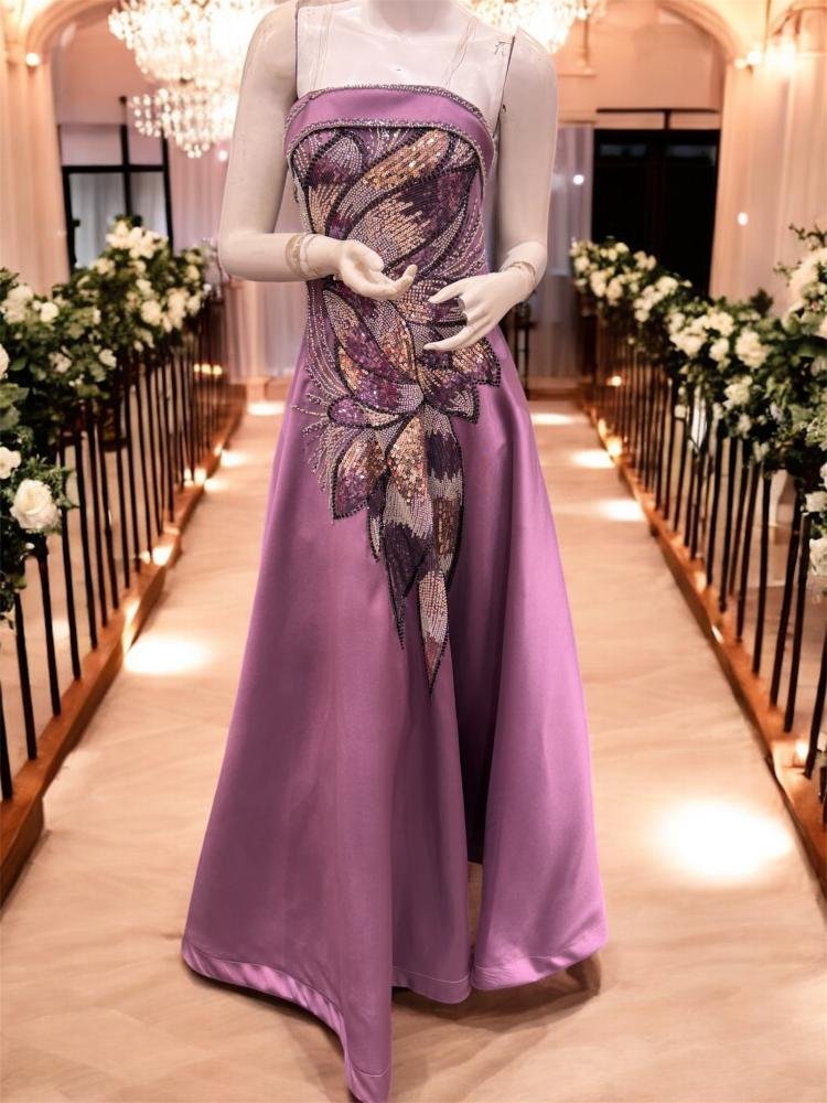 f9b78f35-2190-4419-b66b-9ad136d3e89c-750x1000-EIpm5yQJDvFyNsVY6O1WfJ1mhSgWc5VJHwUuCguo.jpg فستان جوخ بصدرية مطرزة - الصورة 1