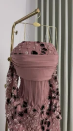 ⁦فستان سهرة وردي موف فاخر بتطريز يدوي فاخر وقصة أنثوية ملكي⁩ - الصورة ⁦3⁩