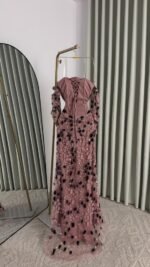 ⁦فستان سهرة وردي موف فاخر بتطريز يدوي فاخر وقصة أنثوية ملكي⁩ - الصورة ⁦4⁩