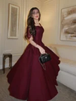 ⁦فستان سهرة فاخر باللون البرغندي⁩ - الصورة ⁦2⁩