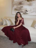 ⁦فستان سهرة فاخر باللون البرغندي⁩ - الصورة ⁦3⁩