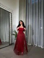 ⁦فستان سهرة أحمر فاخر بأكمام كاب⁩ - الصورة ⁦3⁩