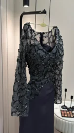 ⁦فستان سهرة أسود فاخر بأكمام طويلة⁩ - الصورة ⁦3⁩