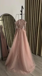 ⁦فستان سهرة زهري فاخر بقصة أوف شولدر⁩ - الصورة ⁦2⁩