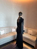 ⁦فستان سهرة أسود بتصميم كورسيه⁩ - الصورة ⁦3⁩