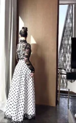 ⁦فستان سهرة فاخر بالدانتيل الفرنسي⁩ - الصورة ⁦2⁩