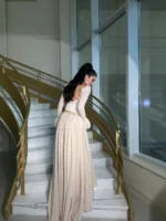 ⁦فستان سهرة انسيابي بحزام⁩ - الصورة ⁦2⁩