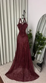 ⁦فستان سهرة خمري مرصع بالترتر⁩ - الصورة ⁦2⁩