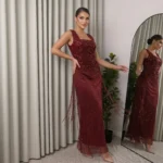 فستان سهرة برّاق بحمالات عريضة
