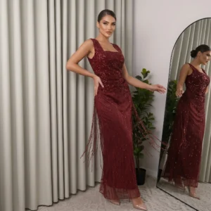 فستان سهرة برّاق بحمالات عريضة