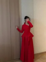 ⁦فستان سهرة أحمر فاخر بياقة⁩ - الصورة ⁦3⁩