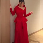 فستان سهرة أحمر فاخر بياقة