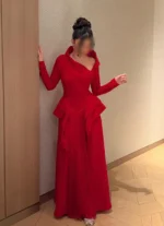 فستان سهرة أحمر فاخر بياقة