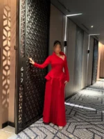 ⁦فستان سهرة أحمر فاخر بياقة⁩ - الصورة ⁦2⁩