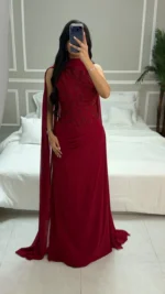 ⁦فستان سهرة أحمر فاخر بتطريز راقٍ⁩ - الصورة ⁦2⁩