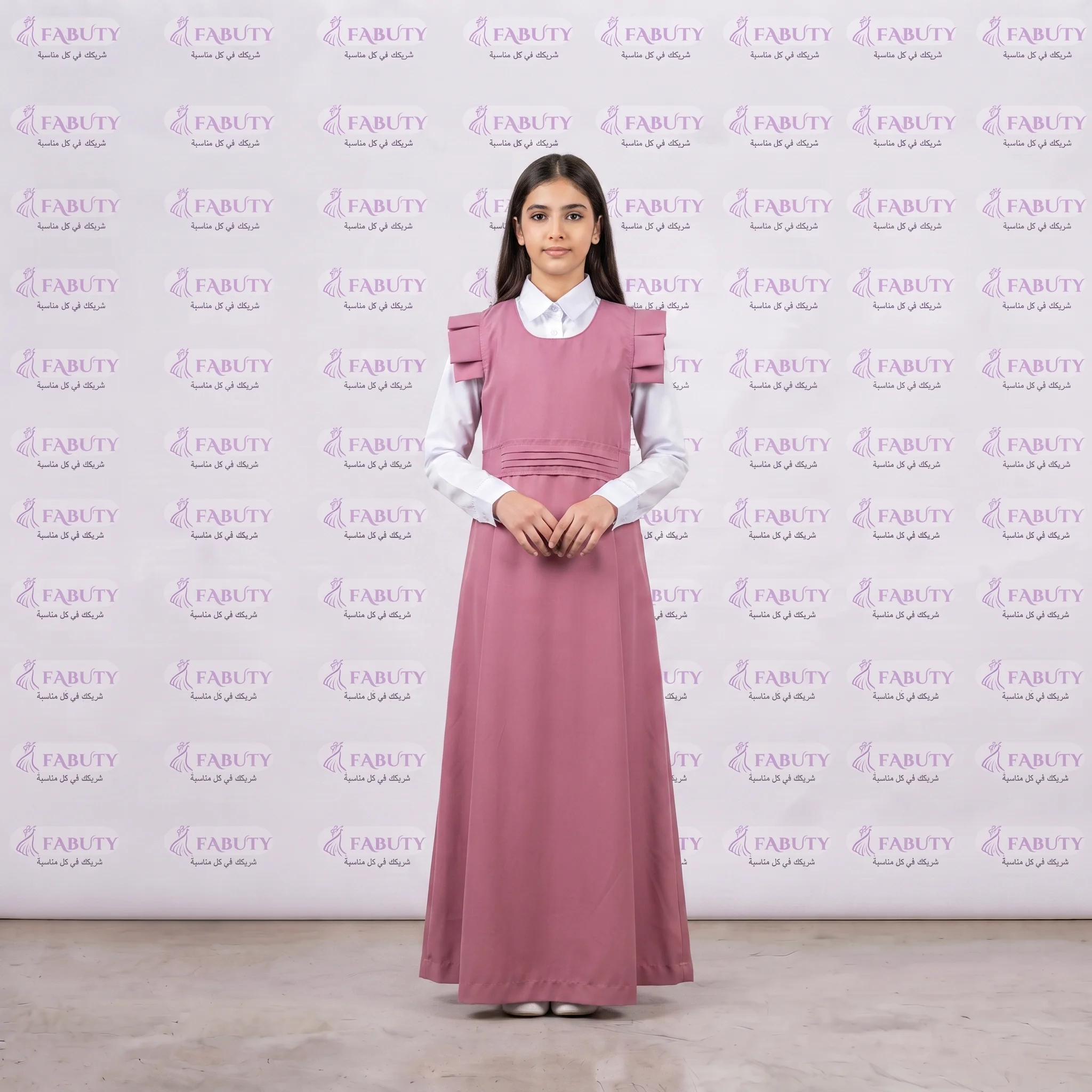 Female_model_wearing_pink_pinafo…_202607311733 مريول مدرسي خليجي وردي ابتدائي - الصورة 1