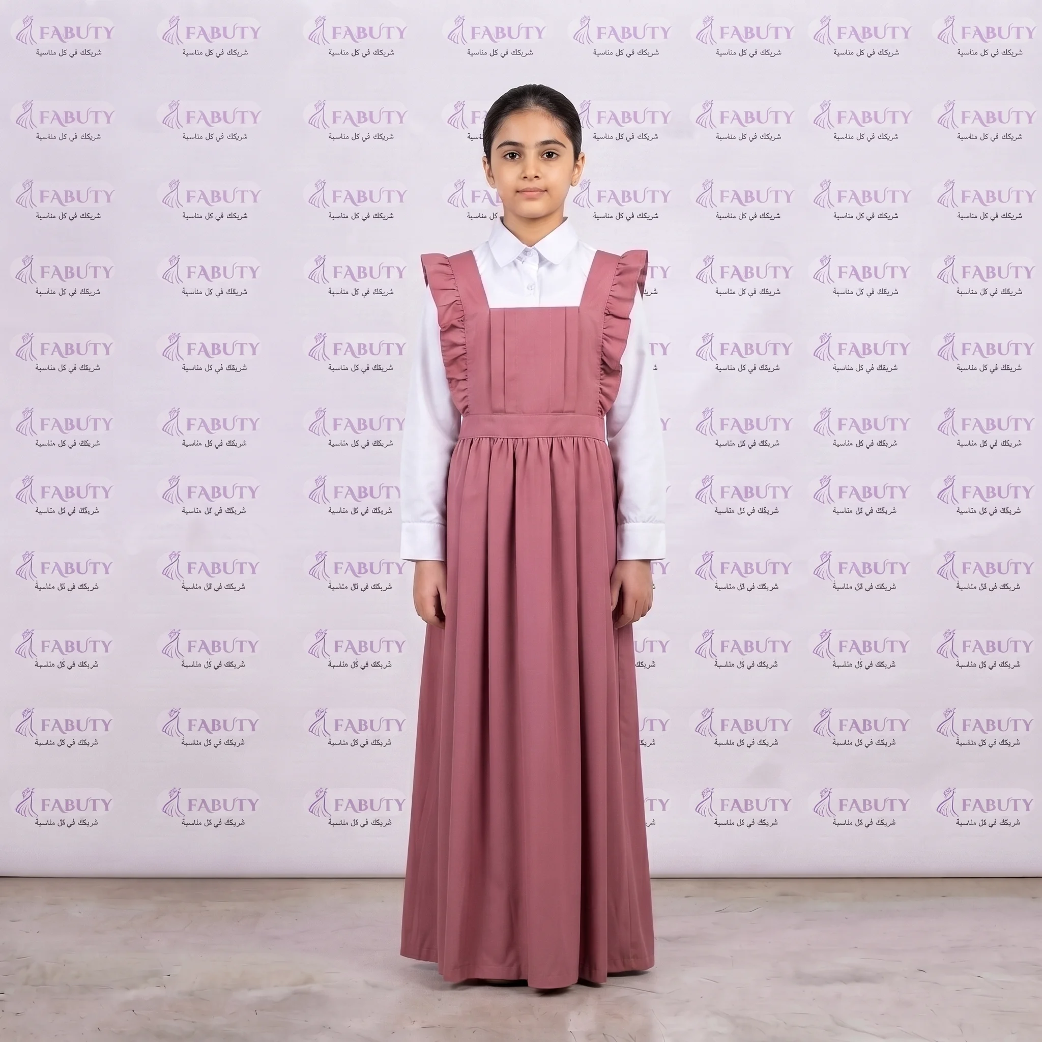 Girl_wearing_pinafore_dress_2K_202607301747 مريول مدرسي خليجي 2ق وردي ابتدائي - الصورة 1